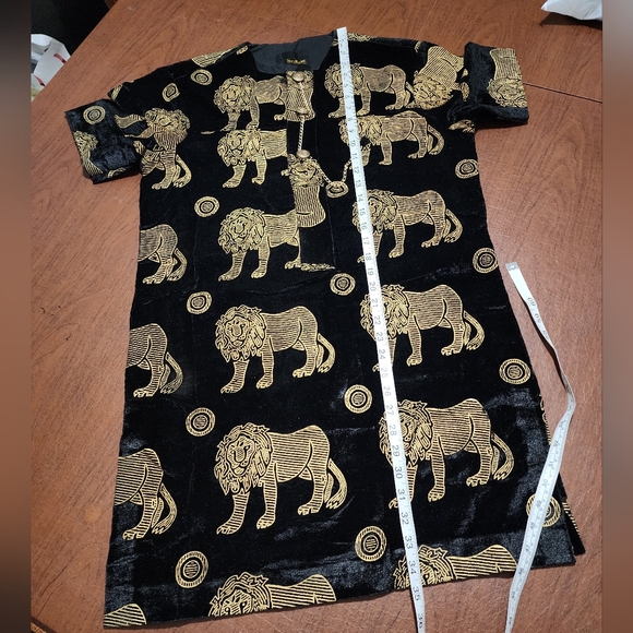 Seyimark Elegant Black and Gold Lion Print Men's Top - Picture 8 of 12